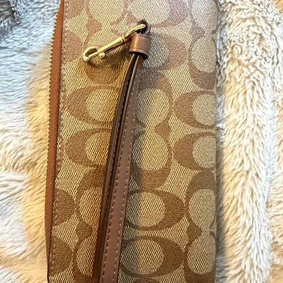 Coach Long Zip Around Wallet
In Signature Canvas - Picture 13 of 15